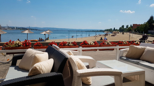 Pogled na Dunav i plažu u Kladovu iz bašte kafića