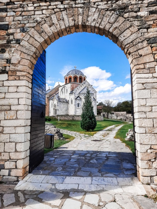 Kapija na ulazu u manastirski kompleks