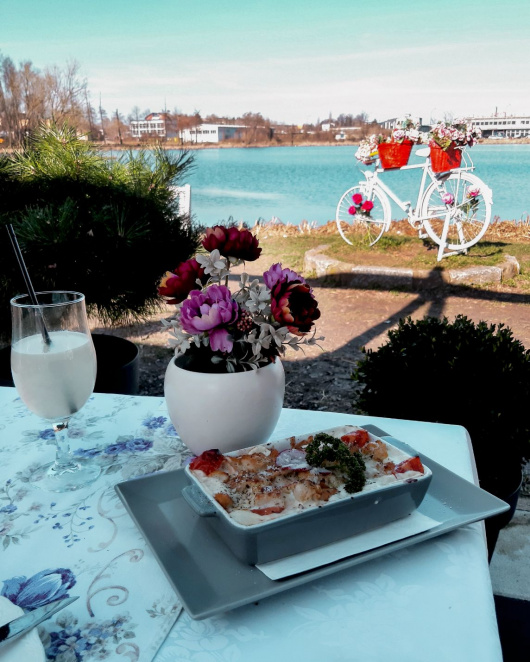 Pauza za ručak na obali kragujevačkog jezera Bubanj