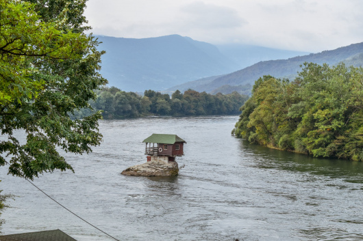 Kućica na steni