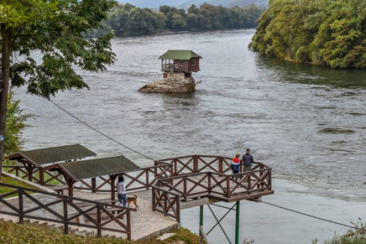 Vidikovac na Drini sa pogledom na Kućicu na steni