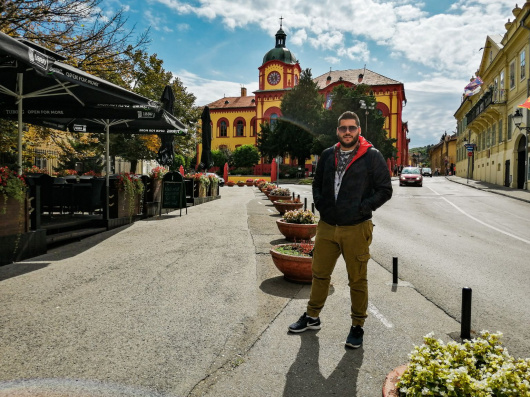 Karlovačka gimnazija u pozadini