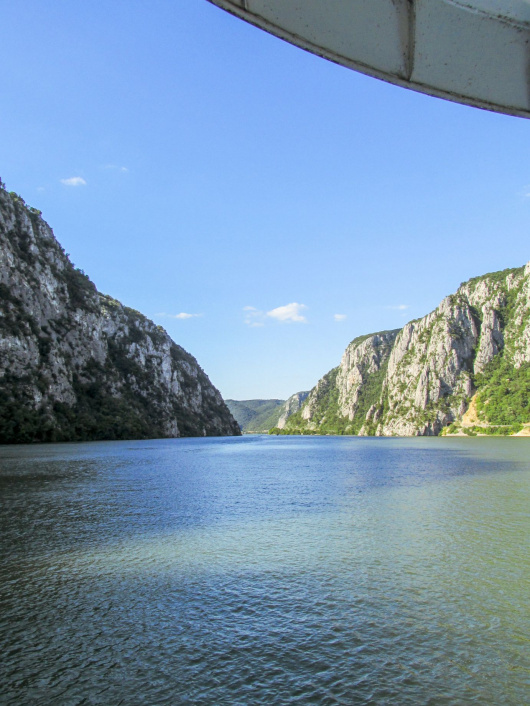 Đerdapska klisura sastoji se iz niza kotlina i klisura zbog čega se dunav neprestano širi i sužava